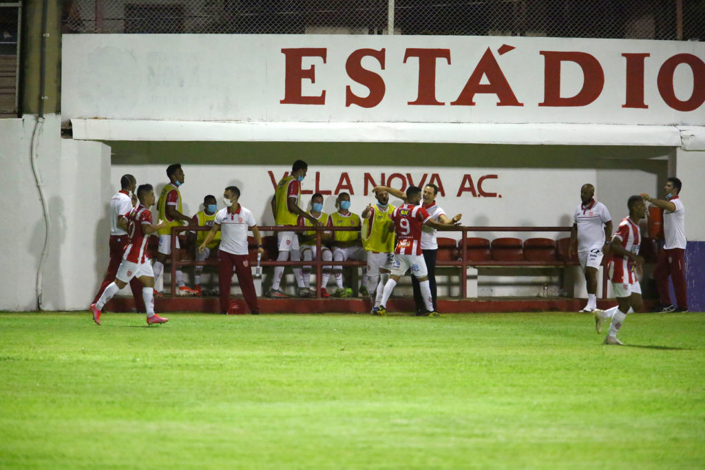 Thiago Mosquito comemora o gol marcado contra o Atlético com o treinador Bruno Pivetti