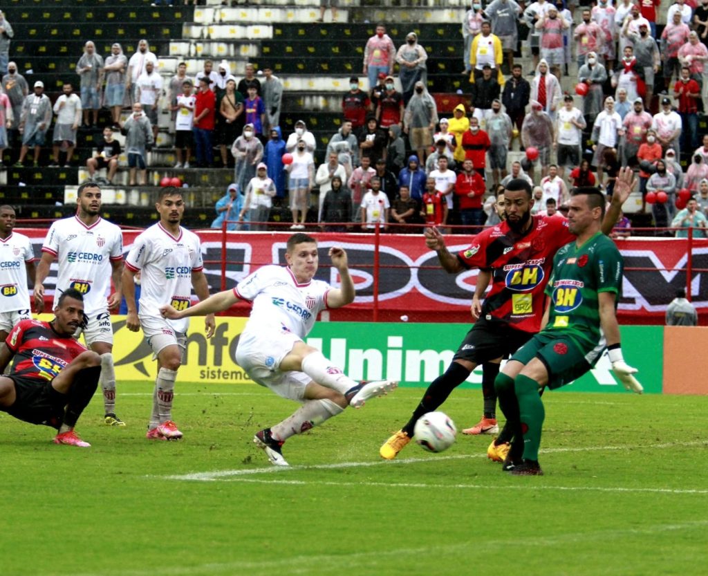 Eduardo Thomasel marca o gol de empate do Villa Nova diante do Pouso Alegre