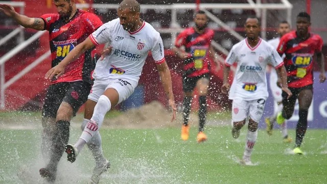 Villa Nova e Pouso Alegre empatam no Sul de Minas pelo Cmapeonato Mineiro pera\nte gramado em péssimas condições pela chuva