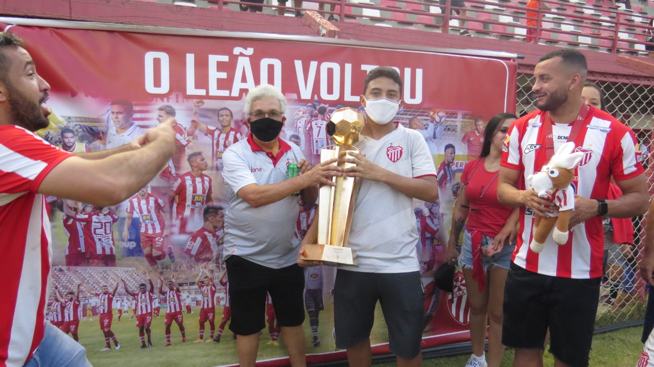 Ciro Ferreira com o trófeu do Mineiro Módulo II, conquistado pelo Villa Nova em 2021