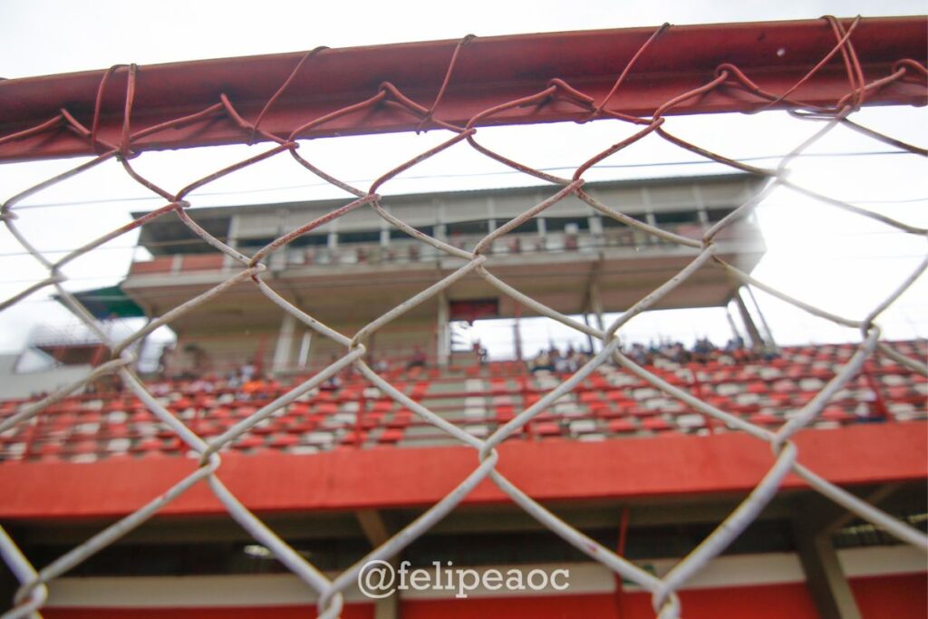 Grades do Alçapão do Bonfim, estádio do Villa Nova Atlético Clube de Nova Lima (MG).