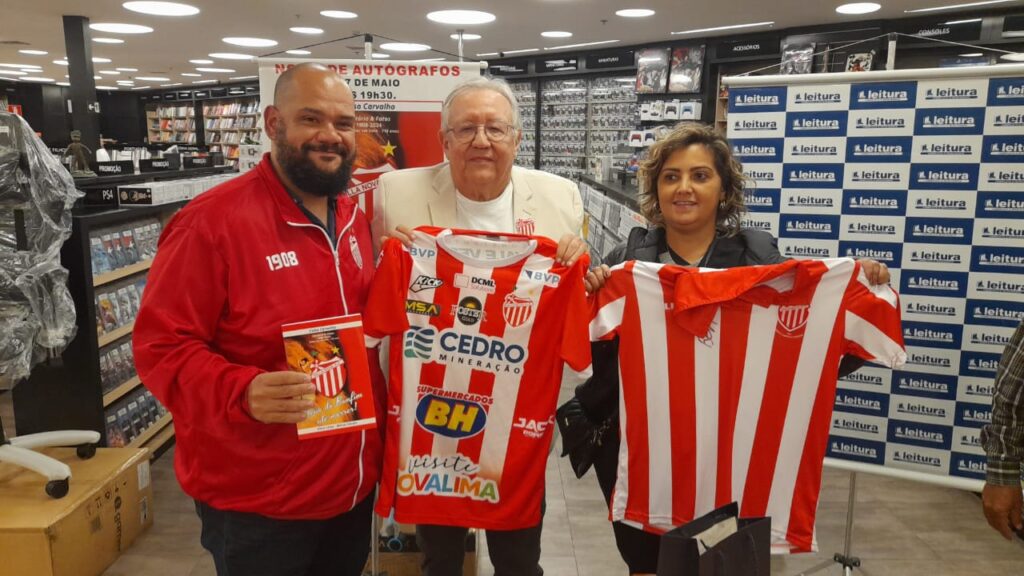 Presidente do Villa Nova, Bruno Sarti, e Celso Carvalho, autor do "Leão do Bonfim até morrer"