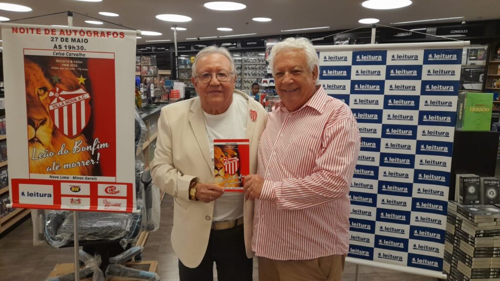 Celso Carvalho e Geraldo Mozelli com o livro Leão do Bonfim até morrer