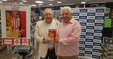 Celso Carvalho e Geraldo Mozelli com o livro Leão do Bonfim até morrer