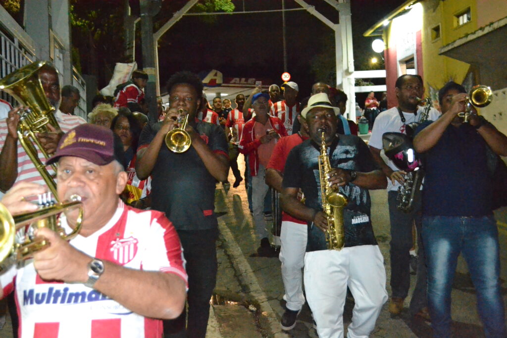 Torcida do Villa Nova celebra 116 anos pelas ruas