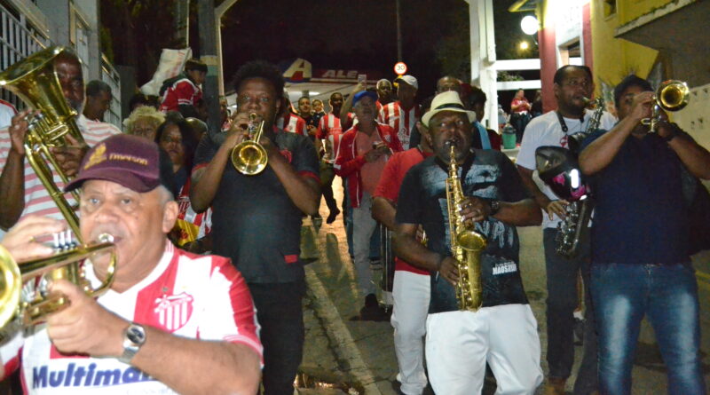 Torcida do Villa Nova celebra 116 anos pelas ruas